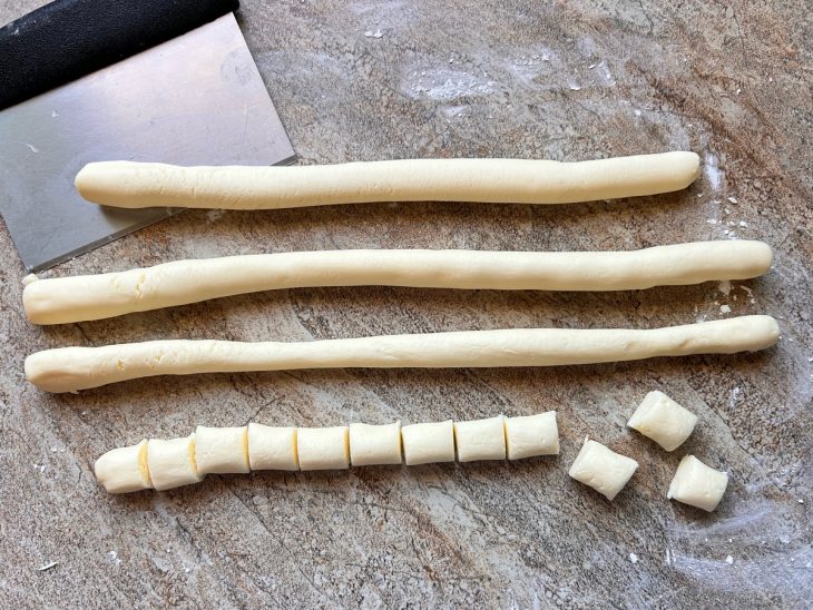 Cada um dos 4 pedaços, enrolados em forma de cobra, e porcionados em pequenas pedaços.