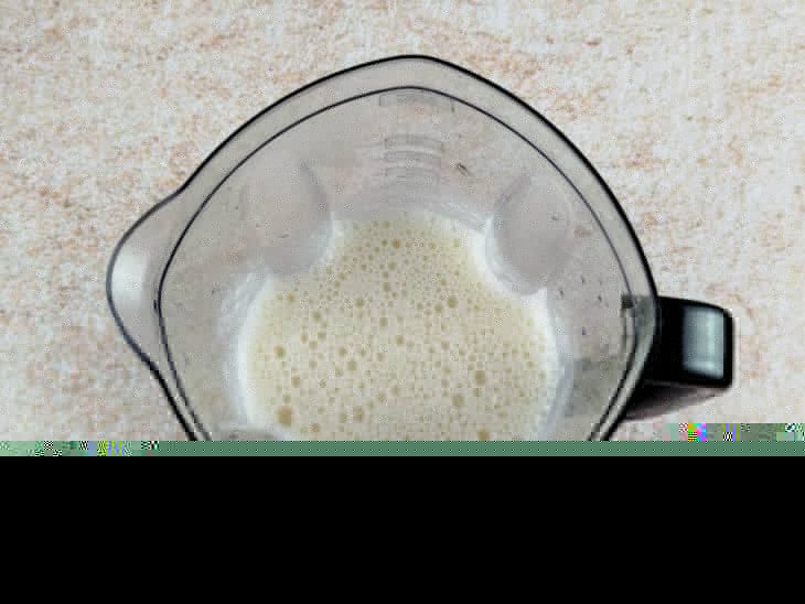Liquidificador com ingredientes do shake.