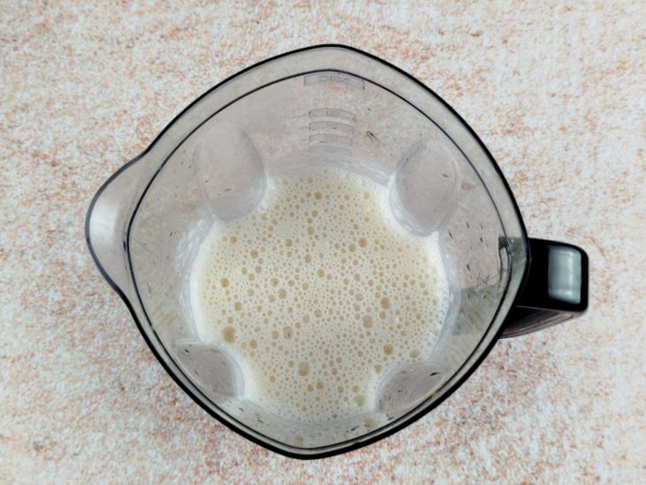 Liquidificador com ingredientes do shake.