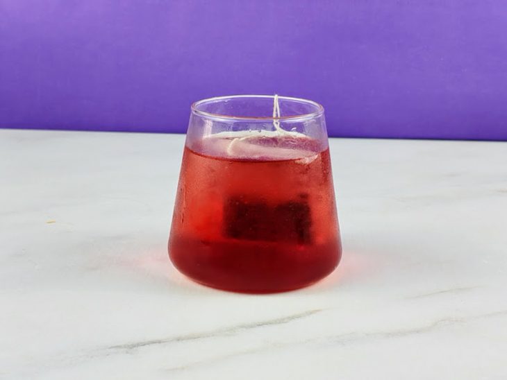 Sachê de chá infusionado na água.