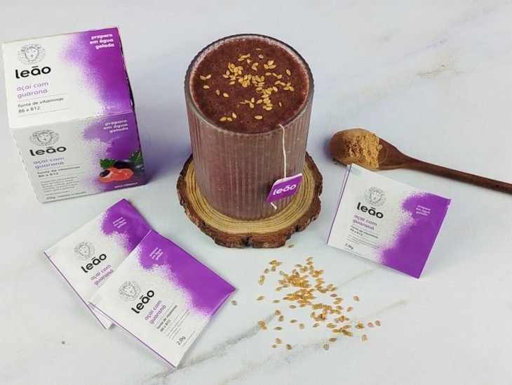 Shake de açaí com guaraná pronto para consumo em um copo de vidro.