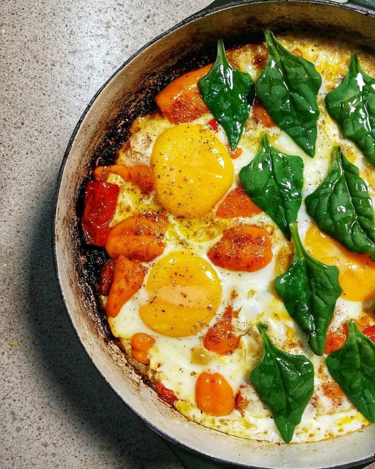 Shakshuka com pimentões e espinafre