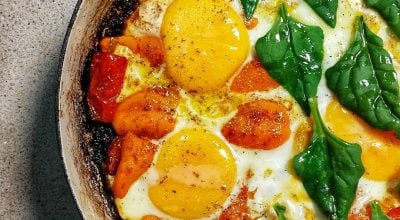 Shakshuka com pimentões e espinafre