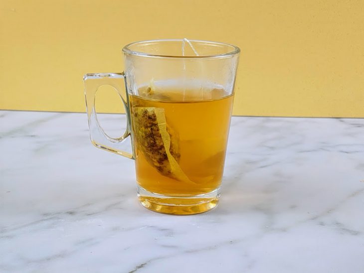 Sachê em infusão na água.