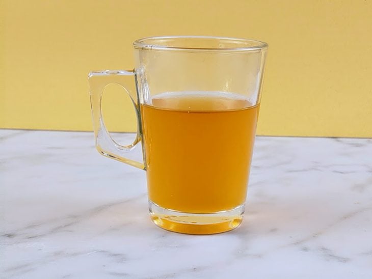 Chá na caneca em temperatura ambiente.