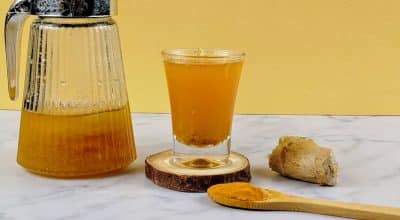 Shot de vitaminas com chá de mel, gengibre e cúrcuma