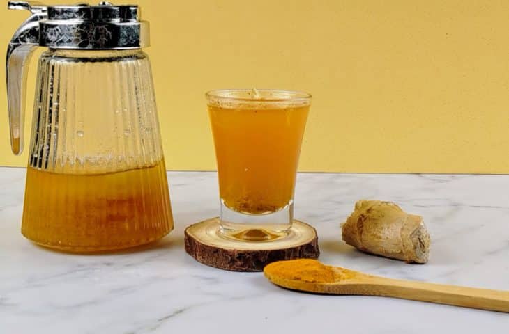 Shot de vitaminas com chá de mel, gengibre e cúrcuma
