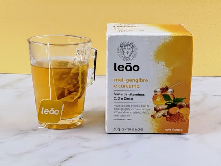 Sachê em infusão na água.