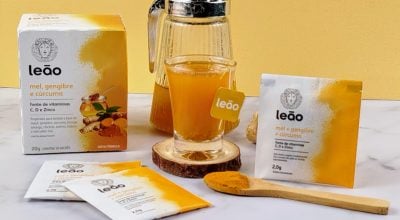 Shot de vitaminas com chá de mel, gengibre e cúrcuma