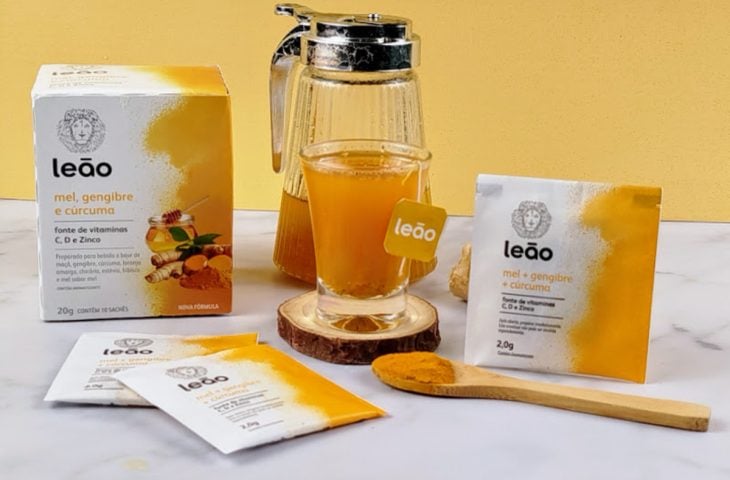 Shot de vitaminas com chá de mel, gengibre e cúrcuma