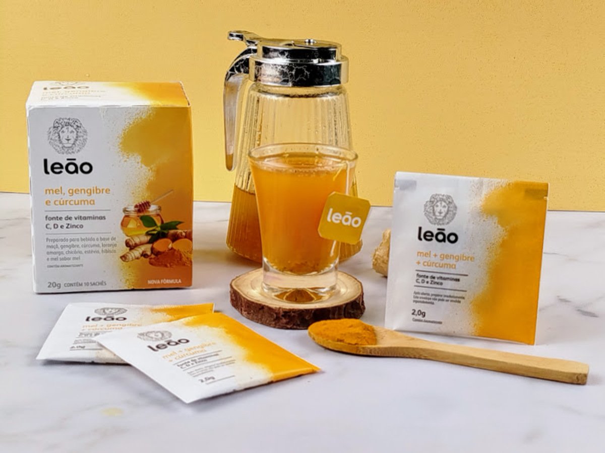 Shot de vitaminas com chá de mel, gengibre e cúrcuma