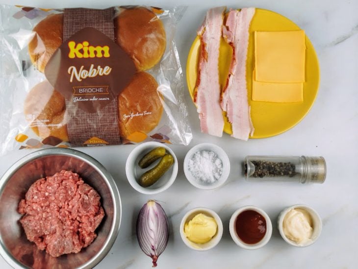 Ingredientes para a receita de smash burguer reunidos em uma bancada.