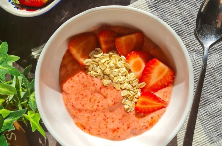 Smoothie bowl de morango e banana