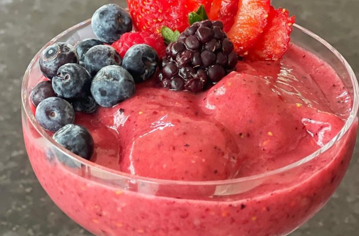 Smoothie de banana e frutas vermelhas