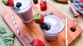 Smoothie de banana e frutas vermelhas