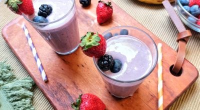 Smoothie de banana e frutas vermelhas