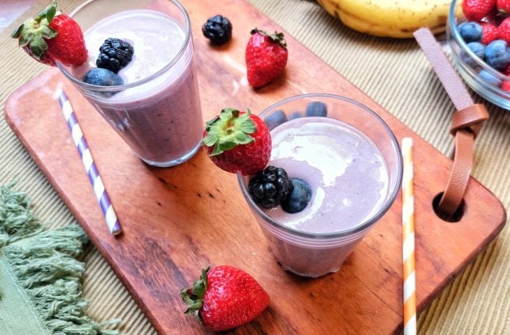 Smoothie de banana e frutas vermelhas