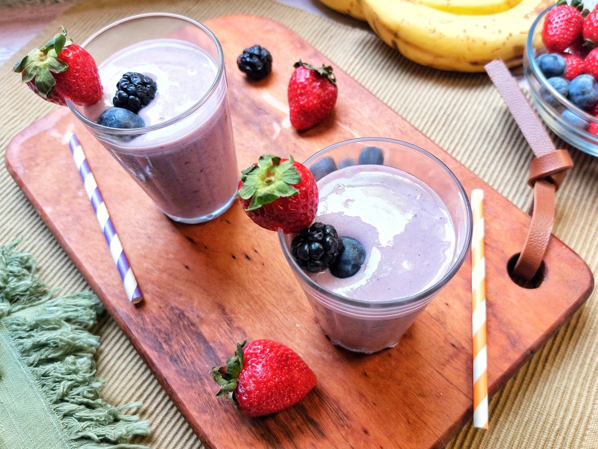 Smoothie de banana e frutas vermelhas