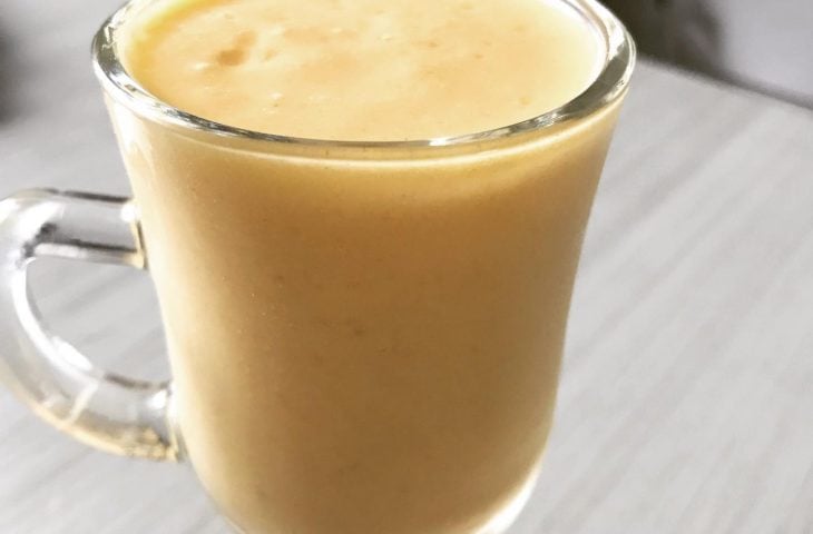 Smoothie de maracujá e manga com cúrcuma