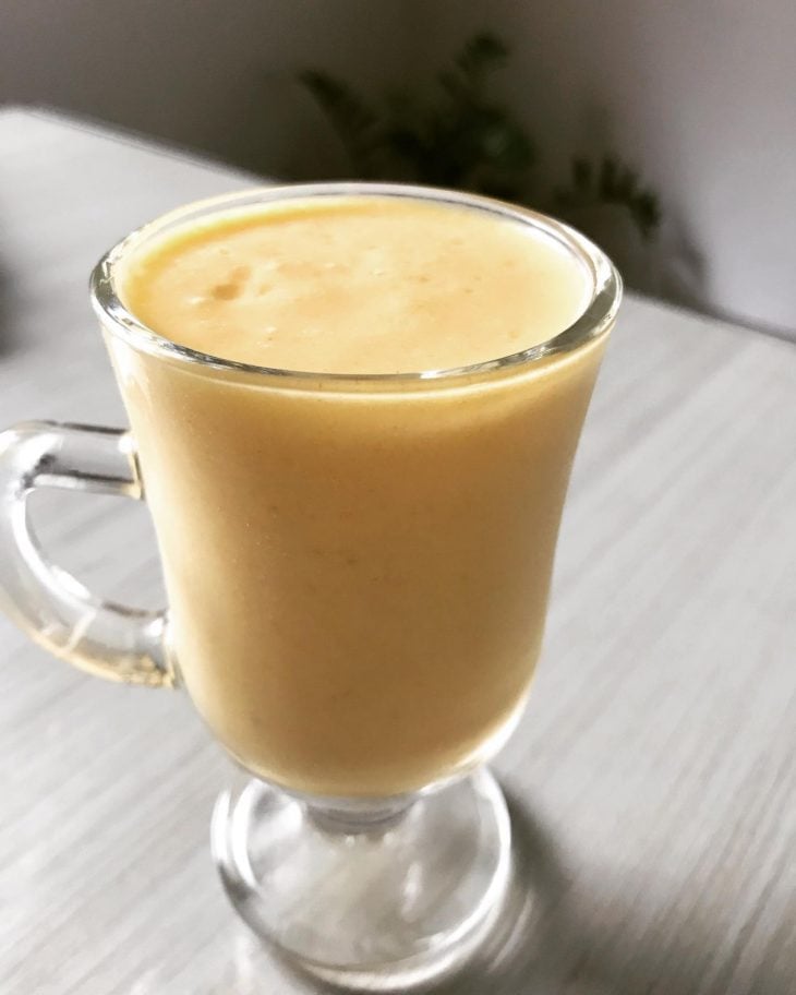 Smoothie de maracujá e manga com cúrcuma