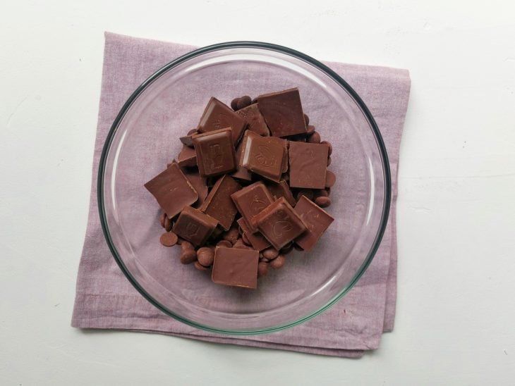 Um recipiente contendo chocolate picado.