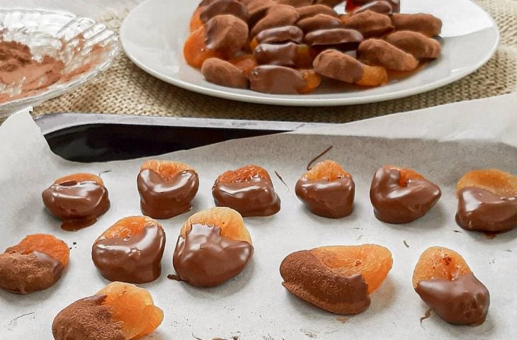 Snack de damasco com chocolate