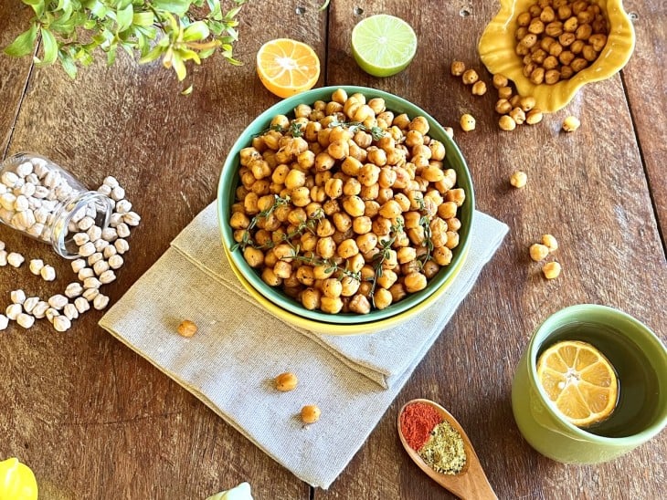 Um recipiente com snacks de grão-de-bico.