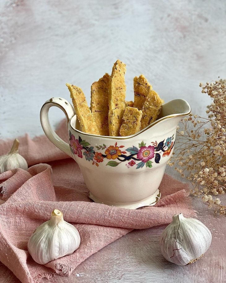 Snacks de alho com parmesão