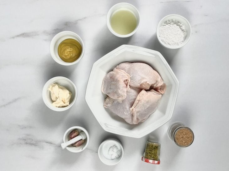 ingredientes reunidos para fazer sobrecoxa assada com mostarda
