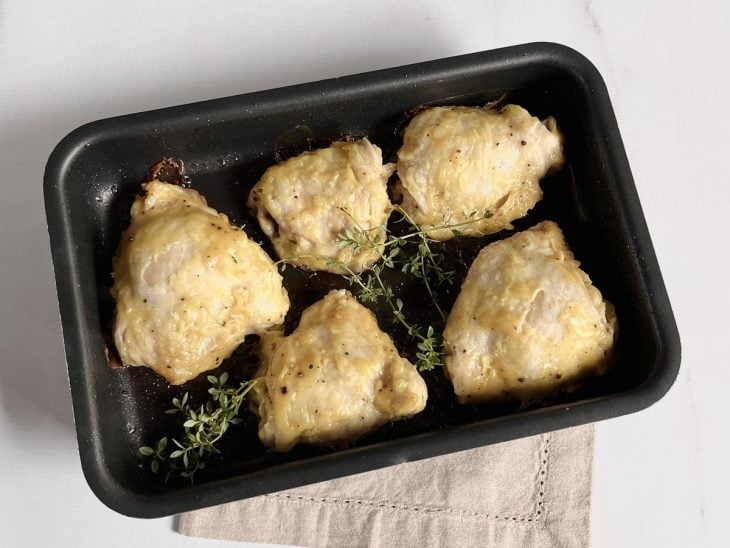 sobrecoxa de frango na assadeira