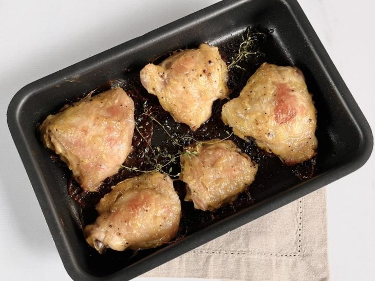 sobrecoxa de frango na assadeira