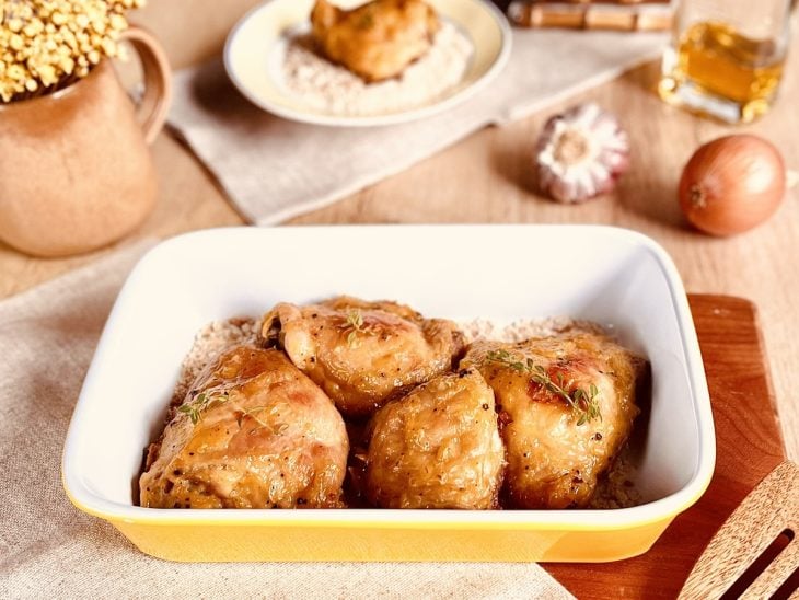 sobrecoxa de frango assada com mostarda