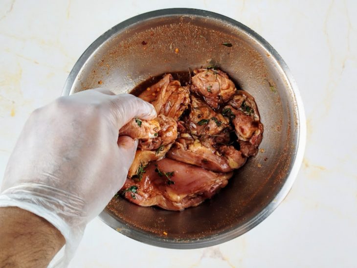 frango marinando em temperos.