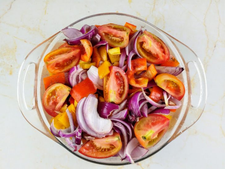 legumes cortados adicionados em refratário.