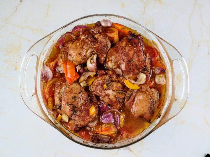 sobrecoxa de frango com legumes assada.
