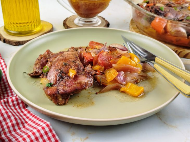 sobrecoxa de frango com legumes servido.