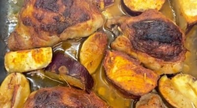 Sobrecoxa com batata-doce no forno