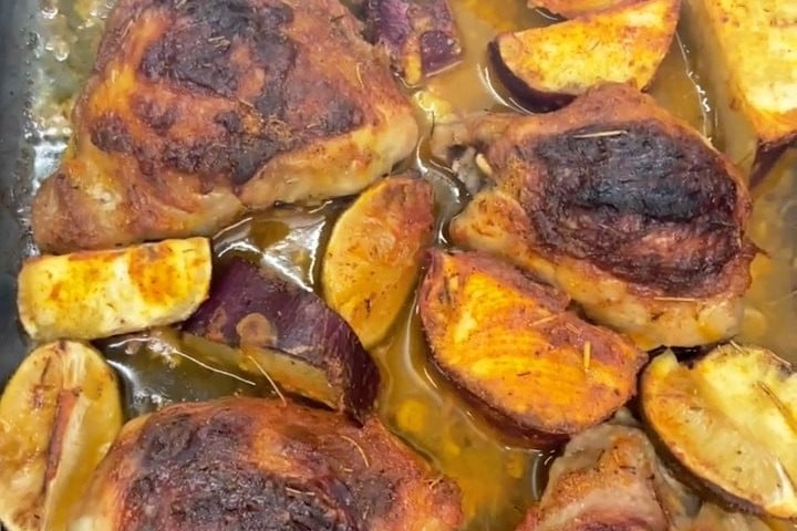 Sobrecoxa com batata-doce no forno