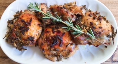 Sobrecoxa de frango assada com ervas