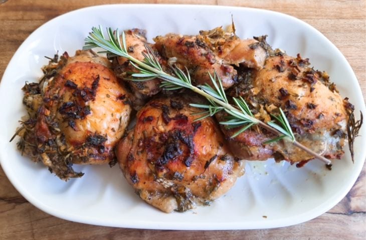 Sobrecoxa de frango assada com ervas