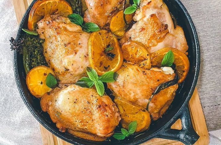 Sobrecoxa de frango com laranja, mostarda e melado