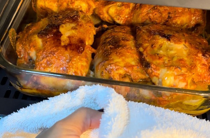 Sobrecoxa de frango assado com batatas