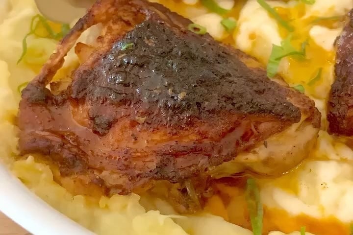Sobrecoxa de frango no forno