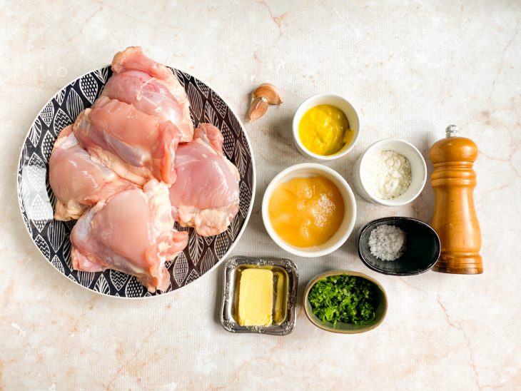 Ingredientes reunidos em uma bancada.