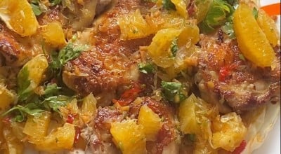 Sobrecoxa grelhada ao molho de laranja
