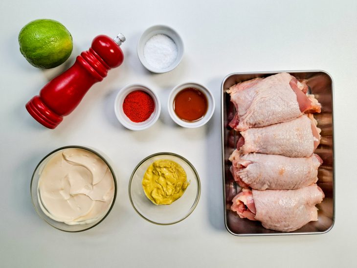 Ingredientes reunidos em uma bancada.