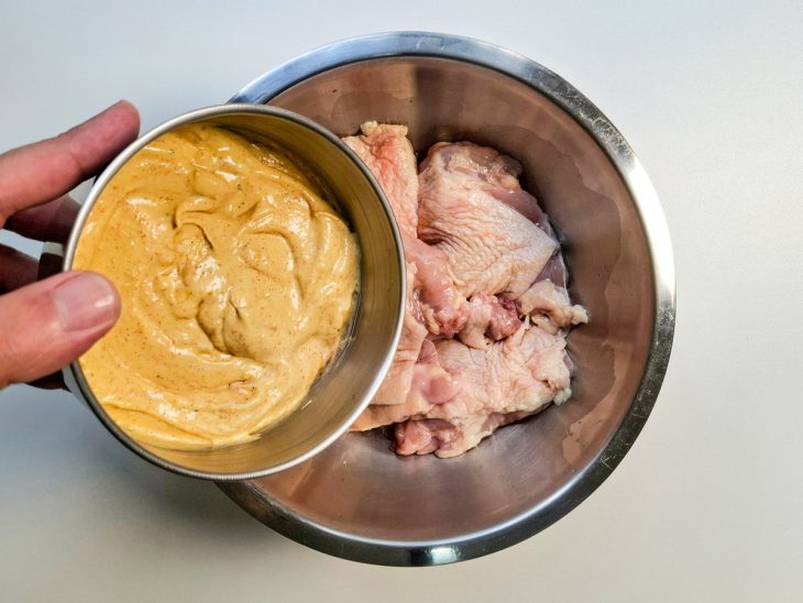 Marinada despejada sobre os pedaços de frango.