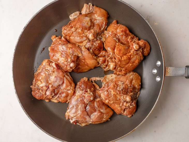 sobrecoxa selada em frigideira com pele para baixo.
