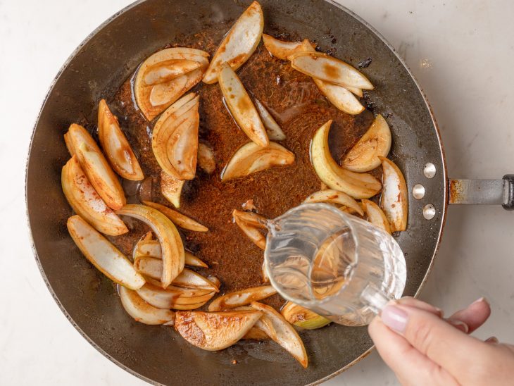 cebola e temperos refogados para preparo do molho.