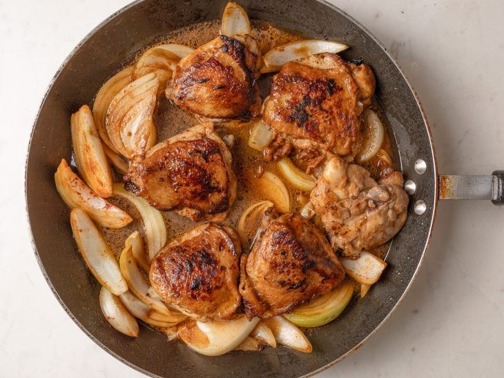 frango de volta na frigideira com molho para finalizar cozimento.